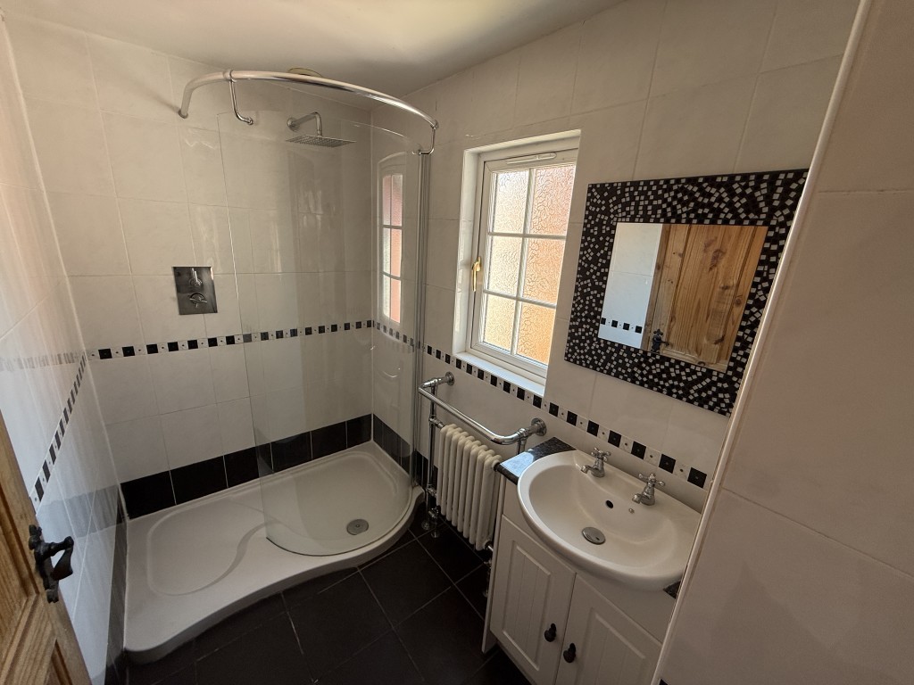 Lot: 168 - DETACHED COTTAGE IN ESSEX VILLAGE LOCATION - En-suite shower room to bedroom 1